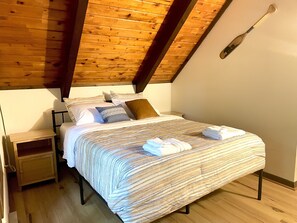 2 quartos, escrivaninha, ferros/tábuas de passar roupa, berço de viagem