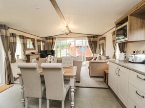 Cottage | Privékeuken | Een koelkast, een vaatwasser, een waterkoker, een broodrooster