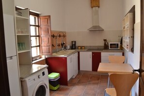 Frigorífico, microondas, placa de cocina y lavavajillas