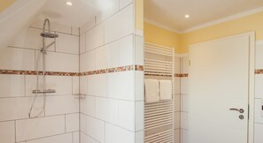 Douche, séchoir à cheveux, serviettes fournies