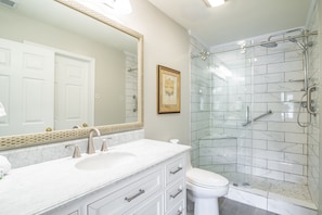 Combined shower/tub, towels - TB 66A Three Bedroom/Two Bath unit in True Blue (Pawleys island)