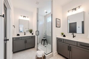 Badewanne, Haartrockner, Handtücher, Seife