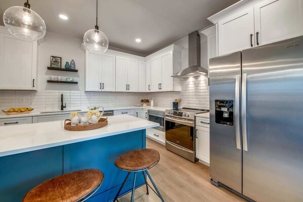 Refrigerador, microondas, horno y parrilla de estufa 