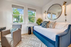 4 habitaciones, escritorio y tabla de planchar con plancha 