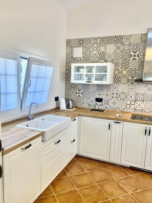 Een koelkast, een oven, een kookplaat, een vaatwasser