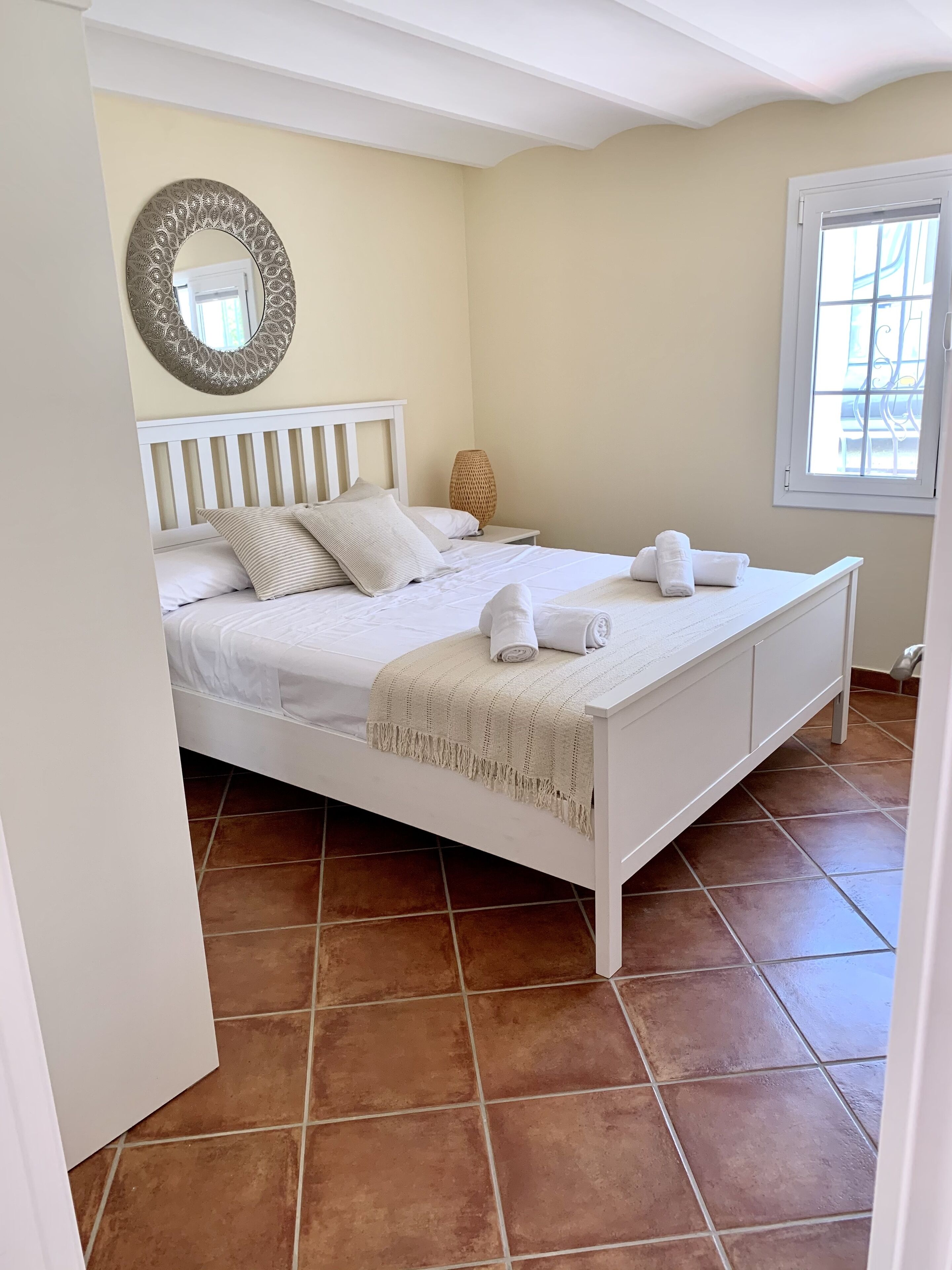 2 slaapkamers, een strijkplank/strijkijzer, reisbedje, gratis wifi