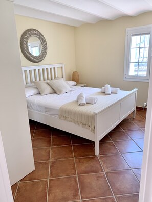 2 slaapkamers, een strijkplank/strijkijzer, reisbedje, gratis wifi