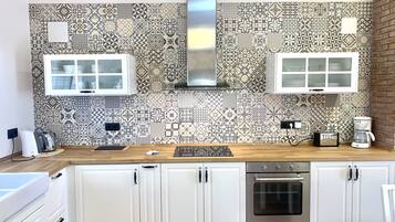 Een koelkast, een oven, een kookplaat, een vaatwasser