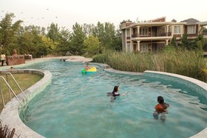 Hồ bơi ngoài trời 