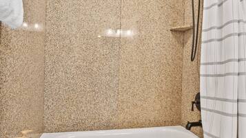 Combined shower/tub, hair dryer, towels