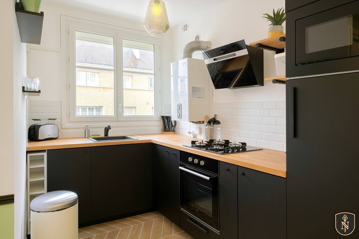 Een koelkast, een magnetron, een oven, een kookplaat