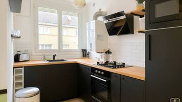 Réfrigérateur, micro-ondes, four, plaque de cuisson