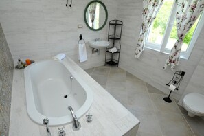 Baignoire, sèche-cheveux, serviettes fournies