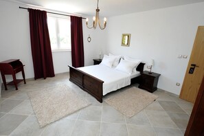 5 bedrooms, iron/ironing board, WiFi, bed sheets