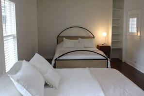 2 bedrooms, iron/ironing board, free WiFi, bed sheets - 1930's Casa Luna in the heart of Alamo Heights (Alamo Heights)