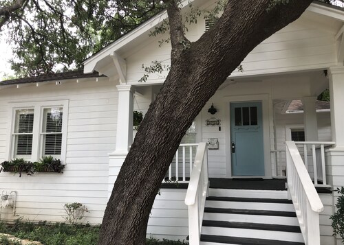 1930's Casa Luna in the heart of Alamo Heights