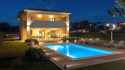 Modern Villa Amoroso in western Istria