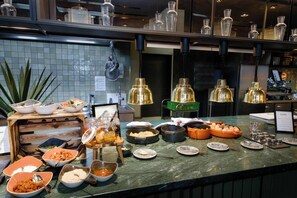 Petit déjeuner buffet servi tous les jours en supplément
