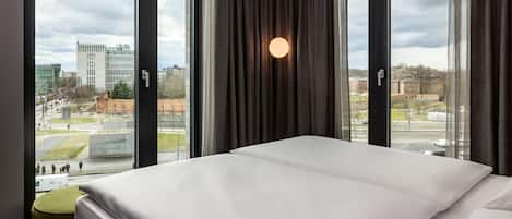 Business Room | Hypo-allergenic bedding, minibar, in-room safe, blackout drapes