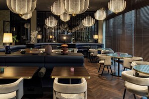 Se ofrece un desayuno bufé (19 EUR por persona)