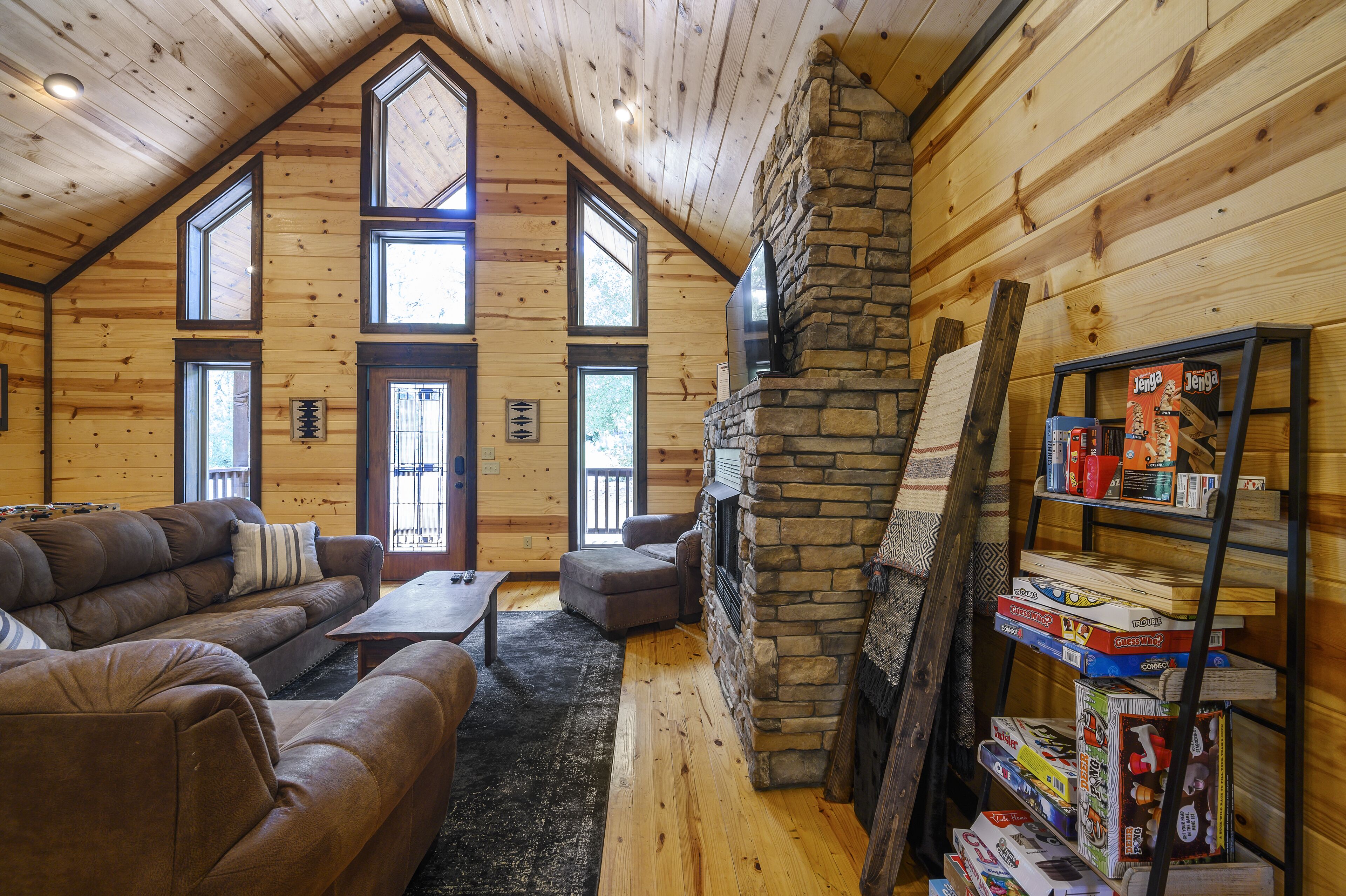 Smart-TV, Kamin, Videospiele, Bücher