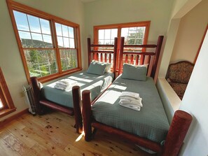 4 bedrooms, WiFi, bed sheets - Sunrise 1 - Pet-Friendly, Ski-In/Ski-Out Townhome (Snowshoe)
