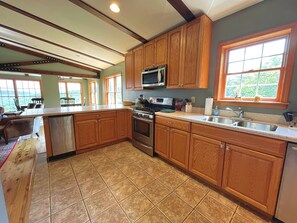Fridge, microwave, oven, stovetop - Sunrise 1 - Pet-Friendly, Ski-In/Ski-Out Townhome (Snowshoe)