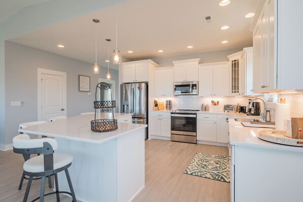Refrigerador, horno, lavavajillas y cafetera y tetera 