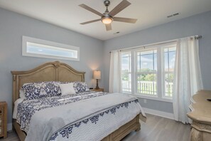 5 habitaciones, tabla de planchar con plancha, cuna de viaje y wifi