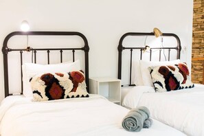 4 habitaciones, tabla de planchar con plancha y cuna de viaje