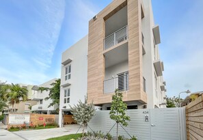 Vista frontal de la propiedad