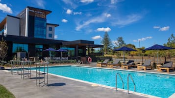 Una piscina al aire libre (de 07:00 a 18:00), sombrillas, tumbonas