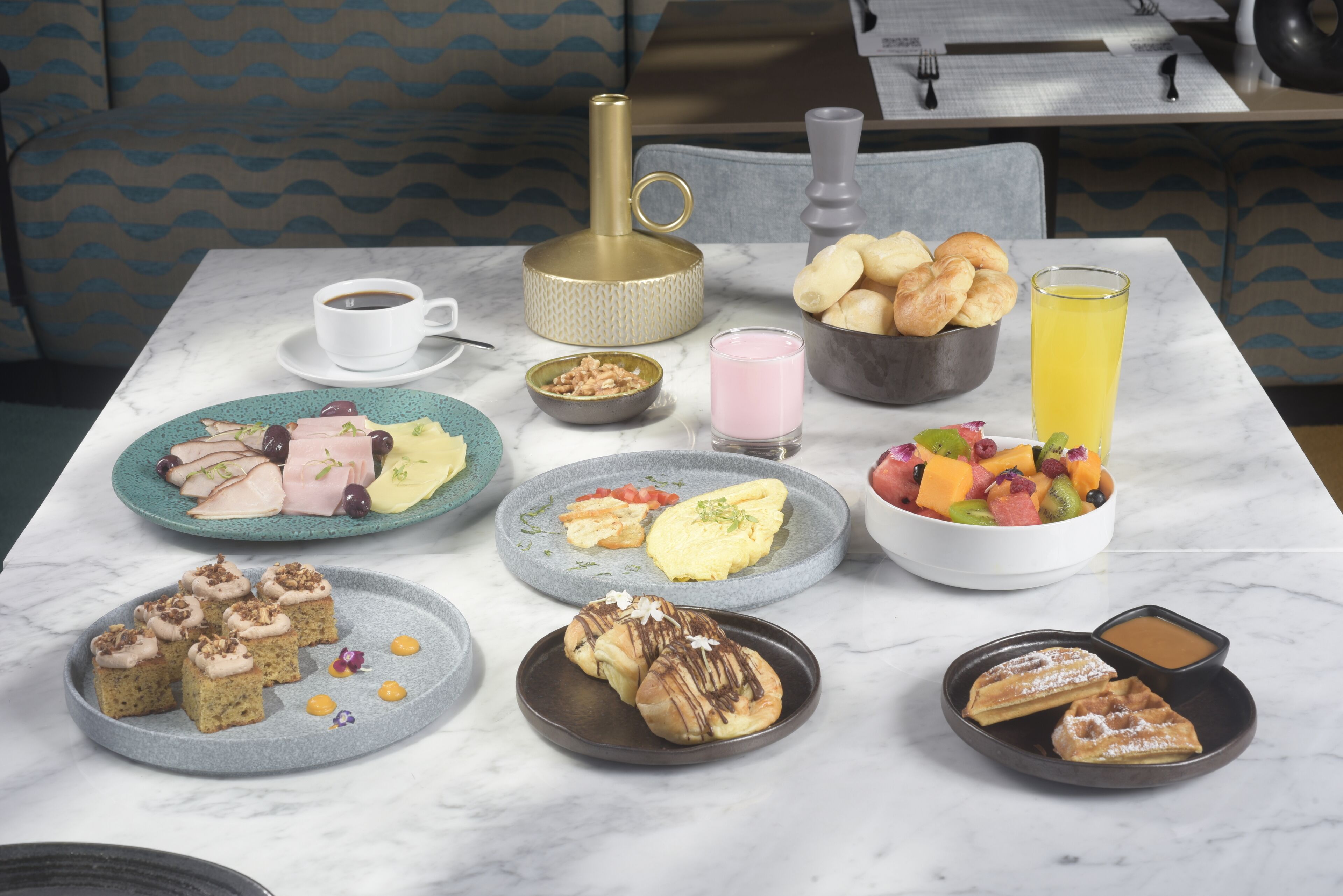 Daily buffet breakfast (PEN 75.00 per person)