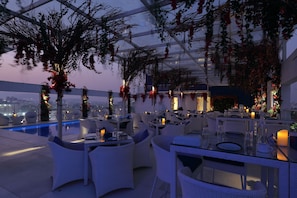 2 restaurants, serveren ontbijt, lunch, diner, Indische gerechten