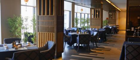 3 restaurants; ze serveren er ontbijt, lunch en diner