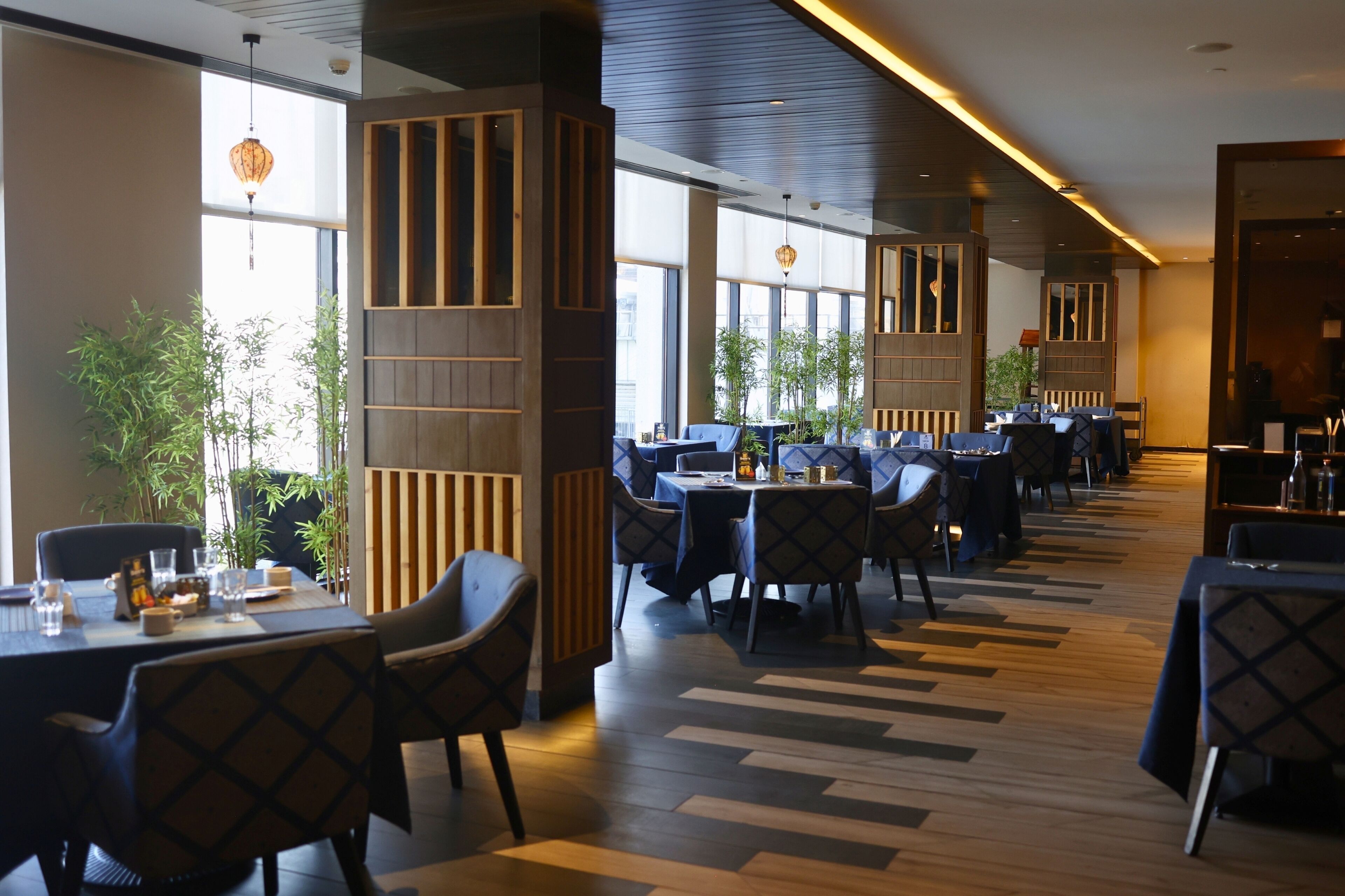 2 restoran, sarapan, makan tengah hari dihidangkan; masakan India