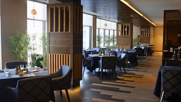 2 restoran, sarapan, makan tengah hari dihidangkan; masakan India