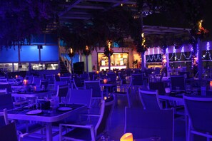 2 restaurants, breakfast, lunch, dinner served; Indian cuisine