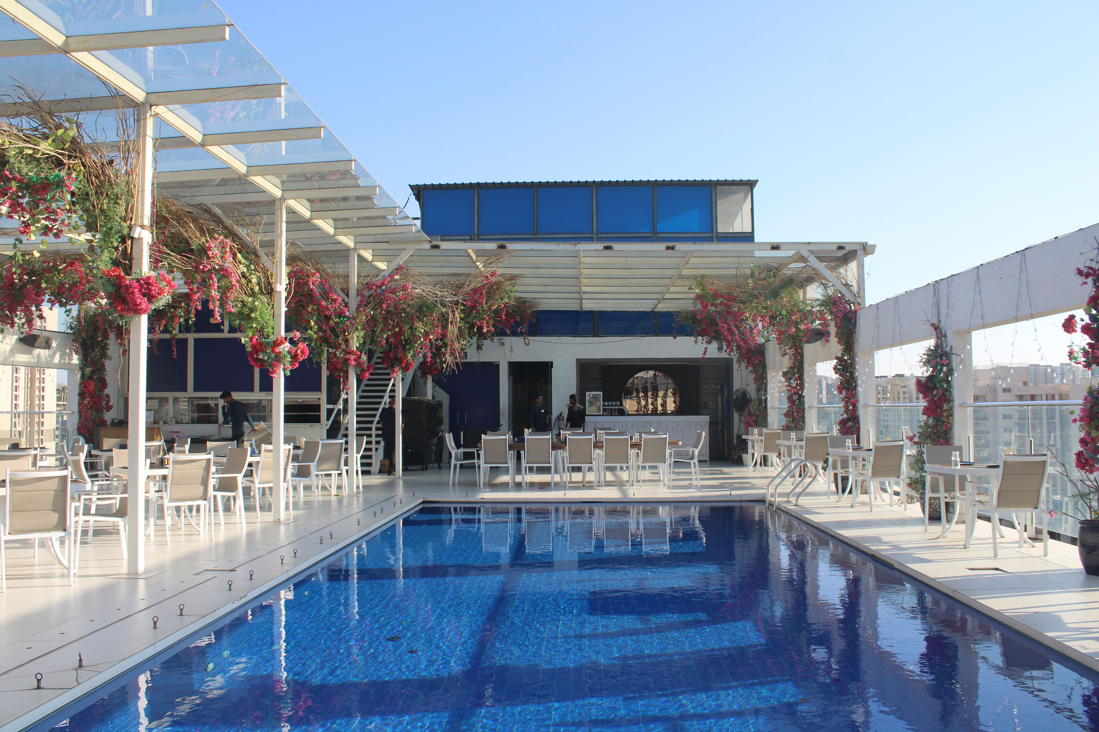 Una piscina al aire libre de temporada