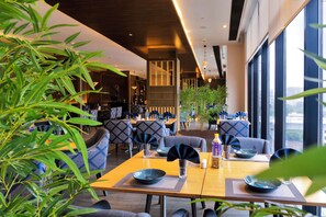 2 restaurants, serveren ontbijt, lunch, diner, Indische gerechten