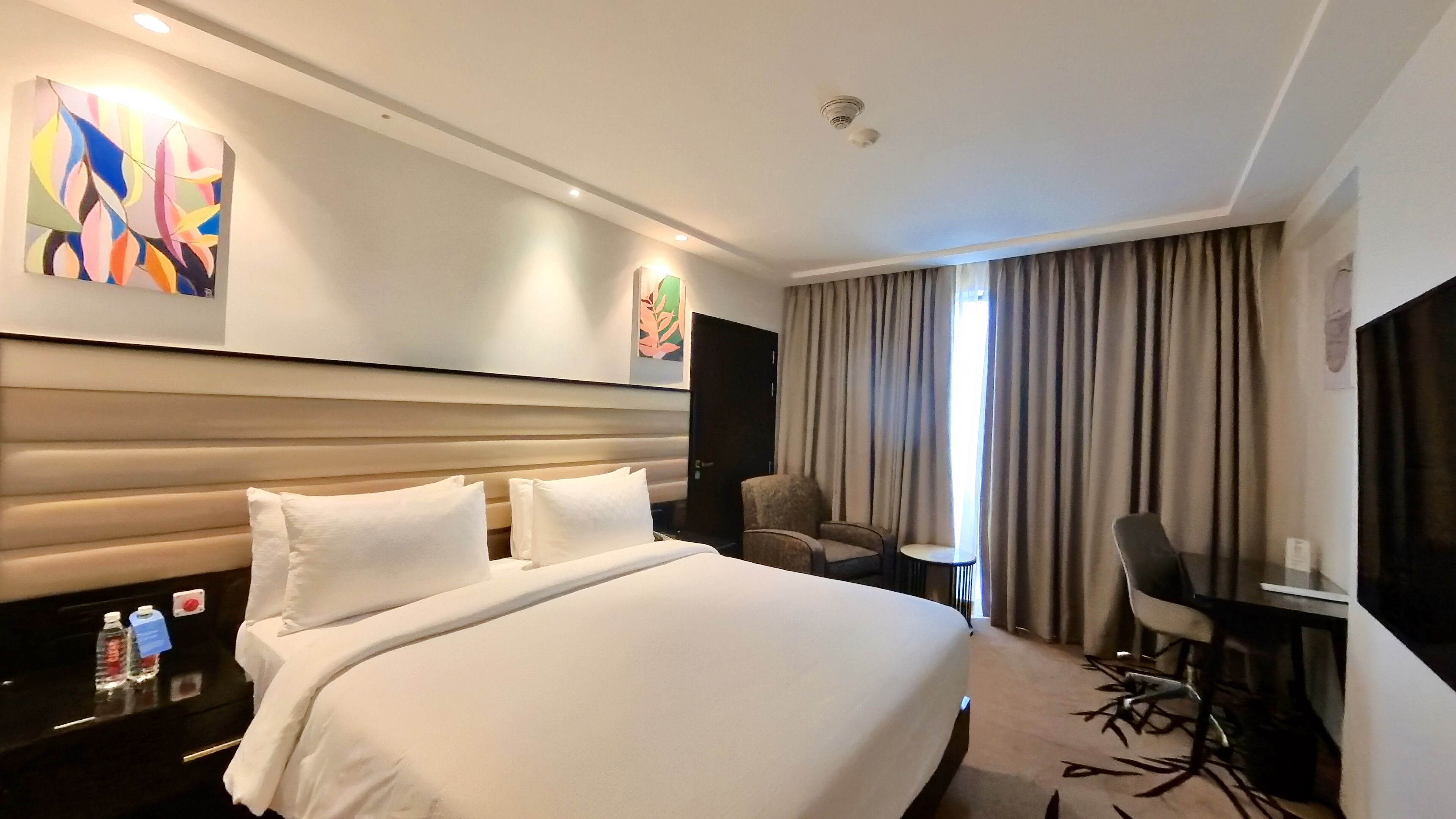 Chambre, 1 très grand lit, accessible aux personnes à mobilité réduite | Literie de qualité supérieure, minibar, coffres-forts dans les chambres