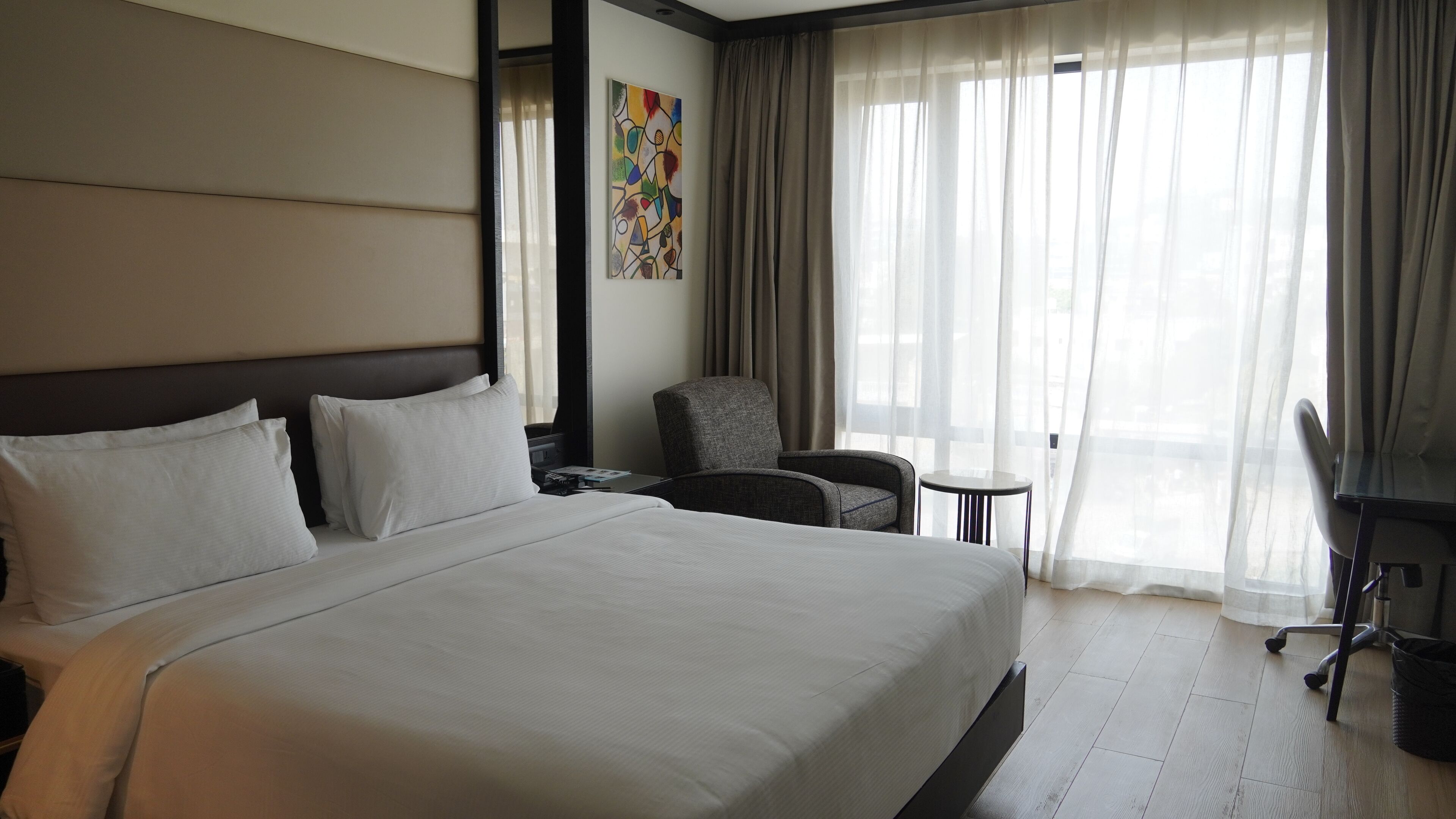 Roupas de cama premium, frigobar, cofres nos quartos, escrivaninha