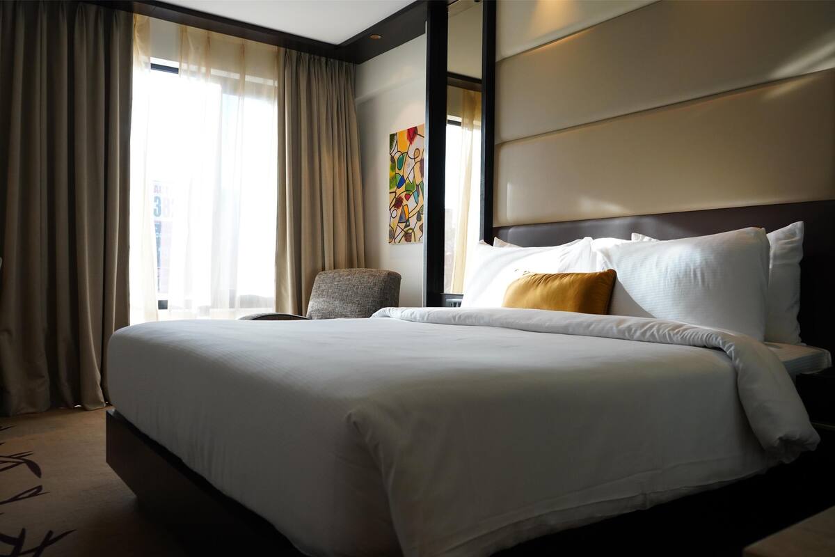 Quarto, 1 cama King, acessível | Roupas de cama premium, frigobar, cofres nos quartos, escrivaninha