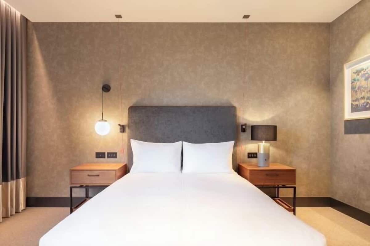 1 bedroom, Egyptian cotton sheets, premium bedding, down duvets