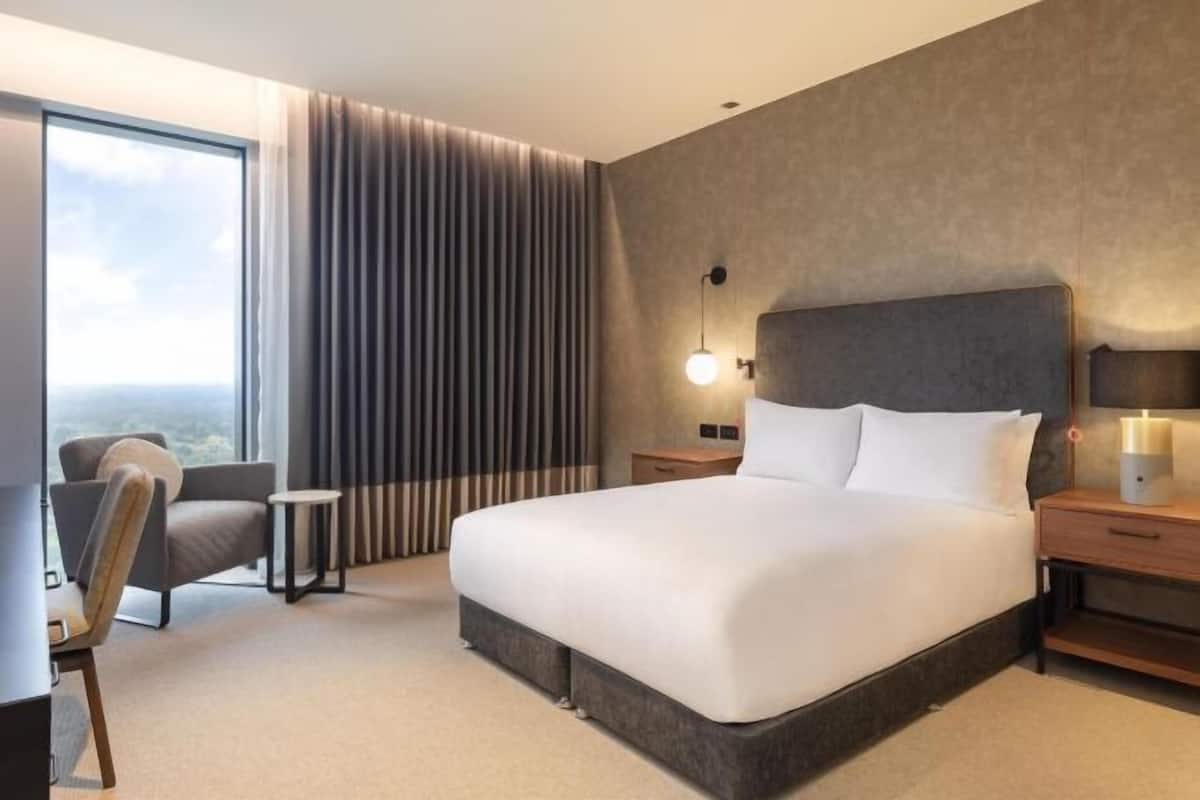 1 bedroom, Egyptian cotton sheets, premium bedding, down duvets