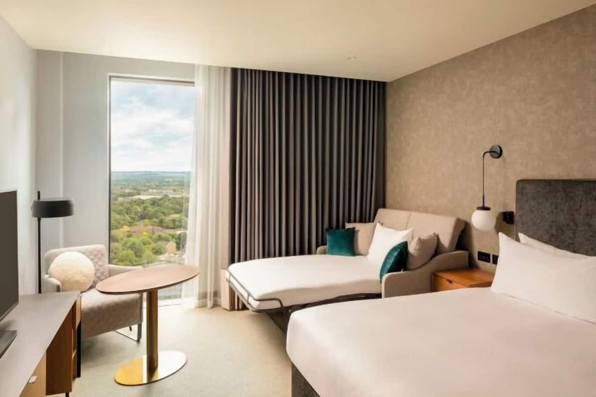 1 bedroom, Egyptian cotton sheets, premium bedding, down duvets