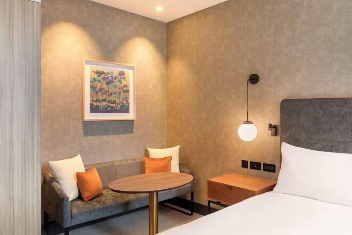 1 bedroom, Egyptian cotton sheets, premium bedding, down duvets