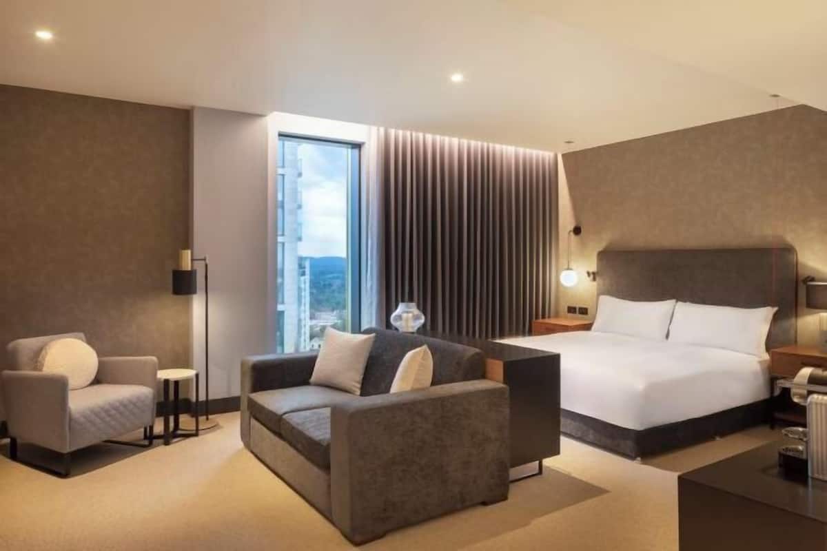 1 bedroom, Egyptian cotton sheets, premium bedding, down duvets