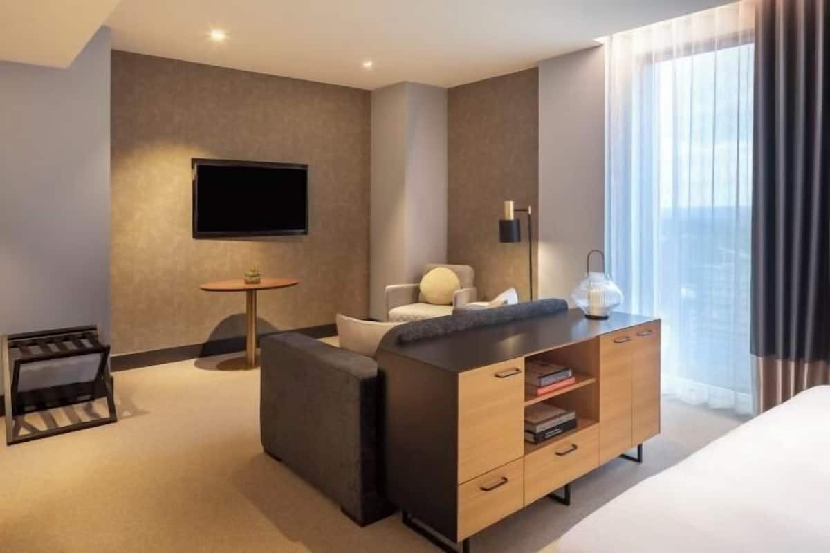 1 bedroom, Egyptian cotton sheets, premium bedding, down duvets