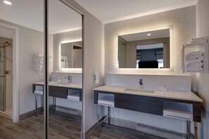 Free toiletries, hair dryer, towels, soap - Hampton Inn & Suites by Hilton Burlington Toronto (Burlington)
